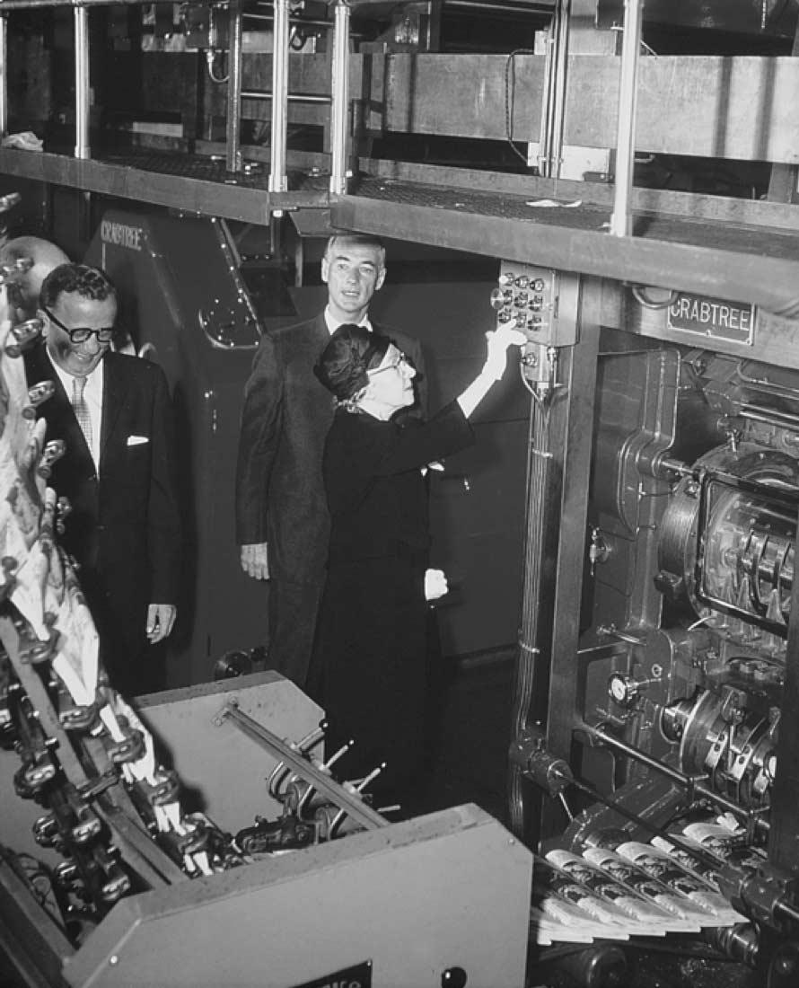 Mme Berthiaume-Du Tremblay à l'inauguration des nouveaux locaux de La Presse en 1959